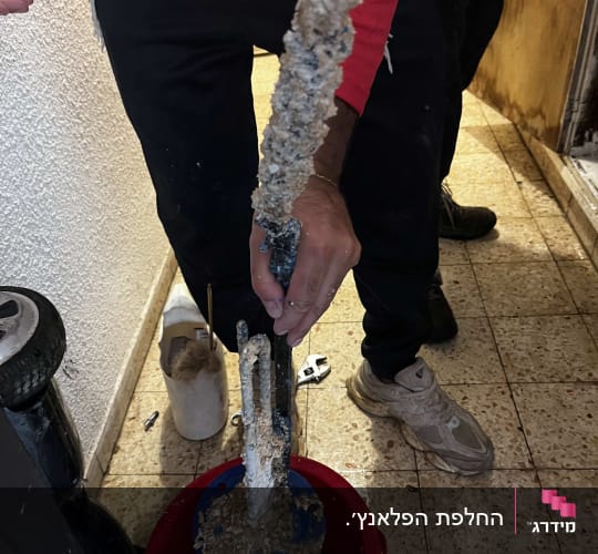 ניקוי גוף חימום של דוד שמש עם אבנית